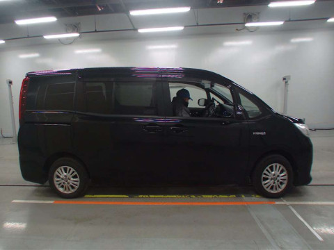 2015 Toyota Noah ZWR80G[2]