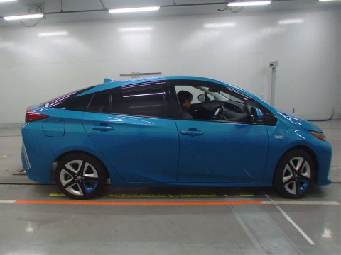 2017 Toyota Prius PHV ZVW52[2]