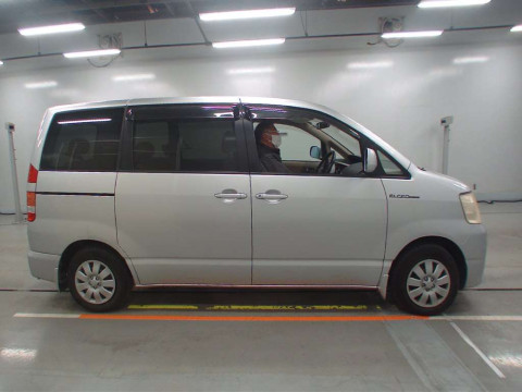 2004 Toyota Noah AZR60G[2]