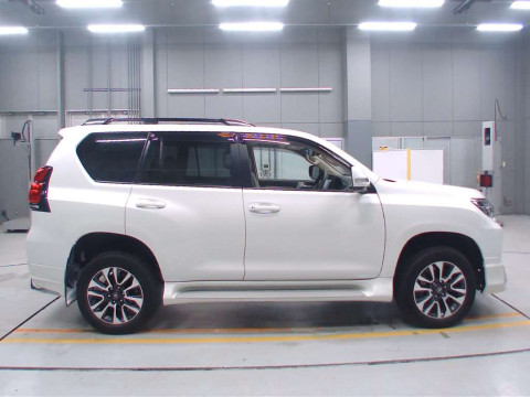 2023 Toyota Land Cruiser Prado TRJ150W[2]