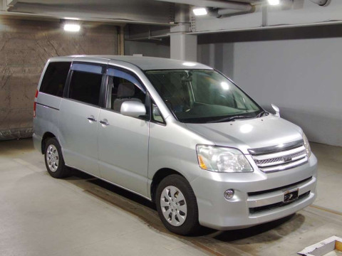 2006 Toyota Noah AZR60G[2]