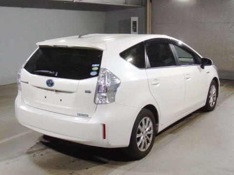 2011 Toyota Prius alpha ZVW41W[1]