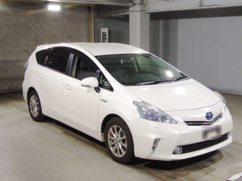 2011 Toyota Prius alpha ZVW41W[2]