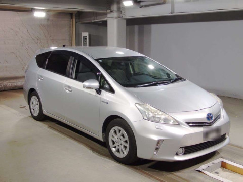 2013 Toyota Prius alpha ZVW40W[2]