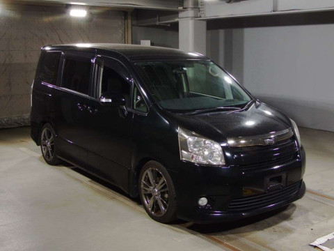 2010 Toyota Noah ZRR70W[2]