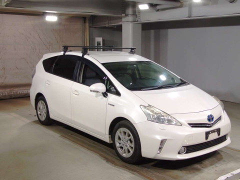 2011 Toyota Prius alpha ZVW40W[2]