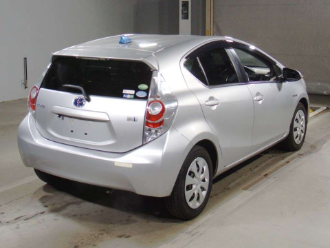 2013 Toyota Aqua NHP10[1]