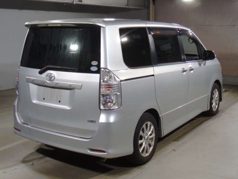 2010 Toyota Voxy ZRR70W[1]