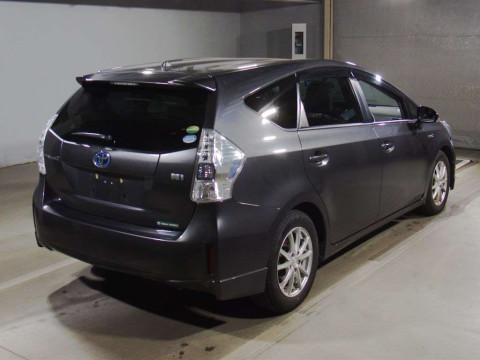 2013 Toyota Prius alpha ZVW41W[1]