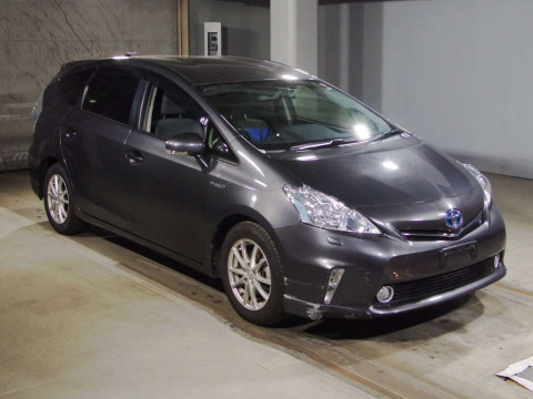 2013 Toyota Prius alpha ZVW41W[2]