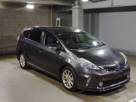 2013 Toyota Prius alpha ZVW41W[2]