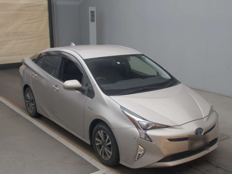 2016 Toyota Prius ZVW50[2]