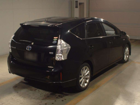 2013 Toyota Prius alpha ZVW41W[1]