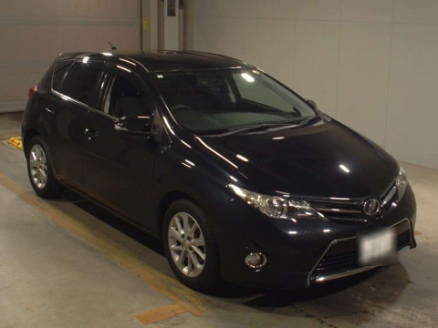 2013 Toyota Auris NZE181H[2]