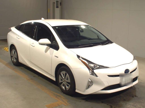 2017 Toyota Prius ZVW55[2]