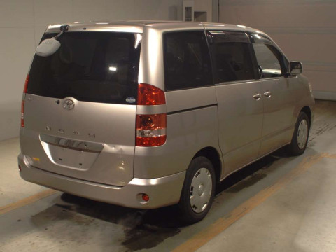 2001 Toyota Noah AZR60G[1]