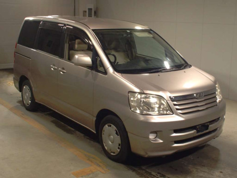 2001 Toyota Noah AZR60G[2]