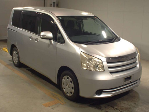 2010 Toyota Noah ZRR70G[2]