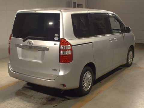 2011 Toyota Noah ZRR70G[1]