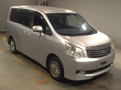 2011 Toyota Noah ZRR70G[2]