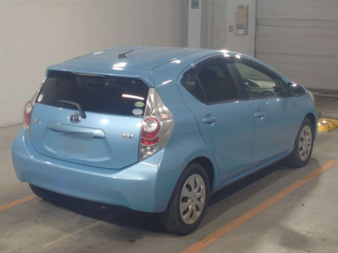 2012 Toyota Aqua NHP10[1]