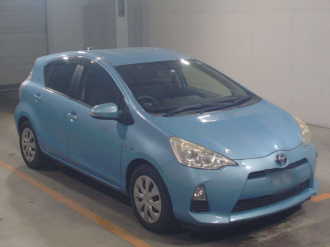 2012 Toyota Aqua NHP10[2]