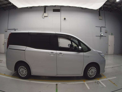 2014 Toyota Noah ZWR80G[2]