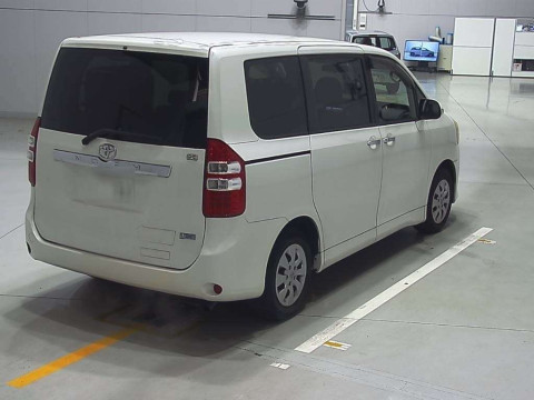 2013 Toyota Noah ZRR70G[1]