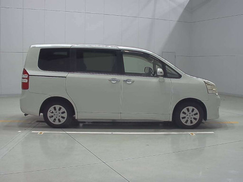 2013 Toyota Noah ZRR70G[2]