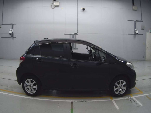 2014 Toyota Vitz KSP130[2]