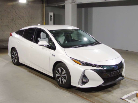 2017 Toyota Prius PHV ZVW52[2]