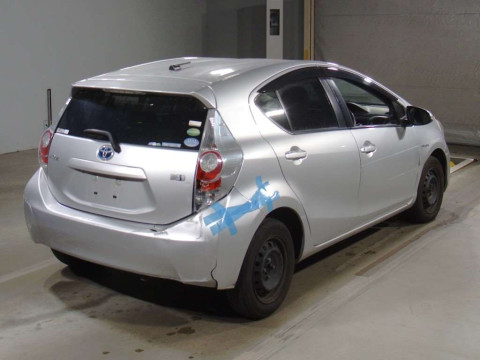 2013 Toyota Aqua NHP10[1]