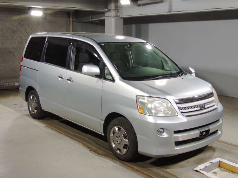 2006 Toyota Noah AZR60G[2]