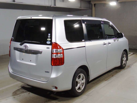 2011 Toyota Noah ZRR70G[1]