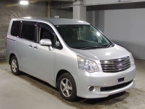 2011 Toyota Noah ZRR70G[2]