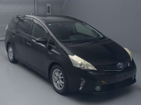 2013 Toyota Prius alpha ZVW41W[2]