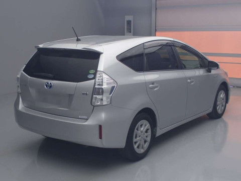 2013 Toyota Prius alpha ZVW40W[1]