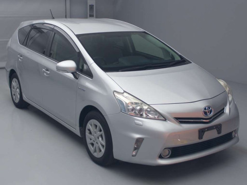 2013 Toyota Prius alpha ZVW40W[2]