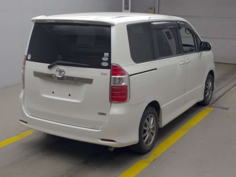 2007 Toyota Noah ZRR70W[1]