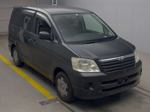 2004 Toyota Noah AZR60G[2]