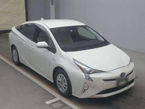 2016 Toyota Prius ZVW50[2]