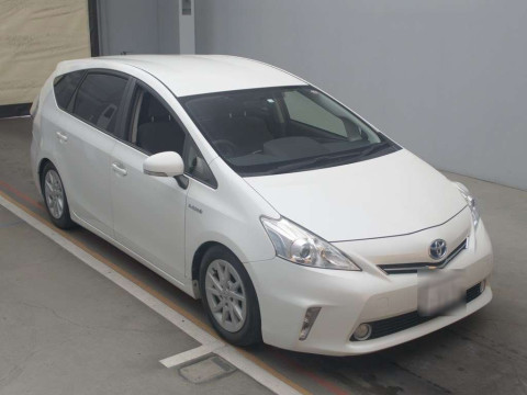 2014 Toyota Prius alpha ZVW41W[2]