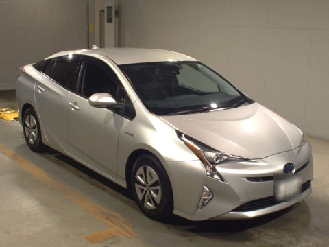 2016 Toyota Prius ZVW51[2]