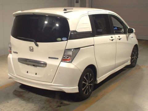 2013 Honda Freed spike hybrid GP3[1]