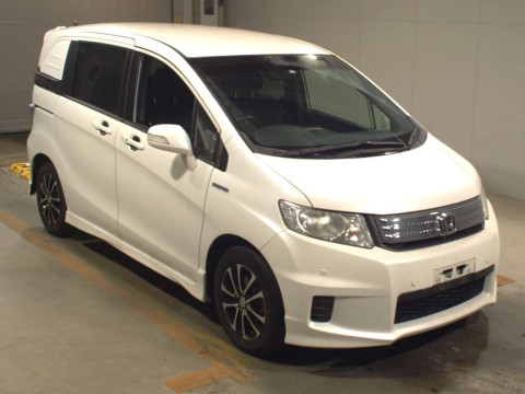 2013 Honda Freed spike hybrid GP3[2]