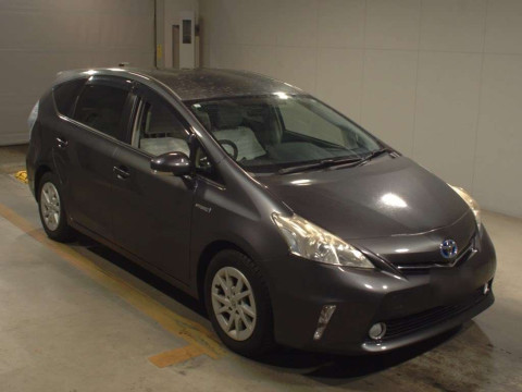 2013 Toyota Prius alpha ZVW41W[2]