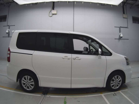 2012 Toyota Noah ZRR75W[2]