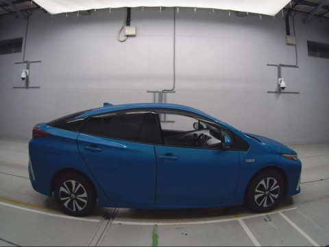 2018 Toyota Prius PHV ZVW52[2]