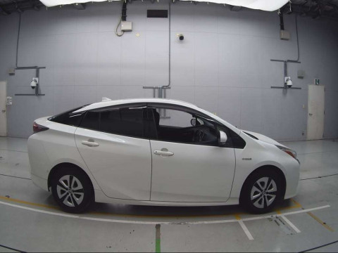 2016 Toyota Prius ZVW51[2]