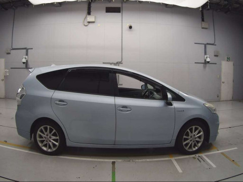 2012 Toyota Prius alpha ZVW41W[2]